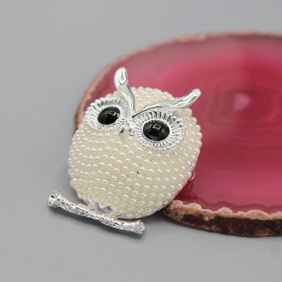 Jewelry - Owl bird pin brooch white pearl silver tone